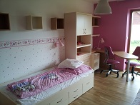 Finální realizace interiéru dětského pokoje, záběr na postele, interiérové dveře a šatní skříň