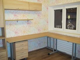 Finální realizace dětského interiéru pokoje sloužící jako pracovna pro tři slečny z různých úhlů